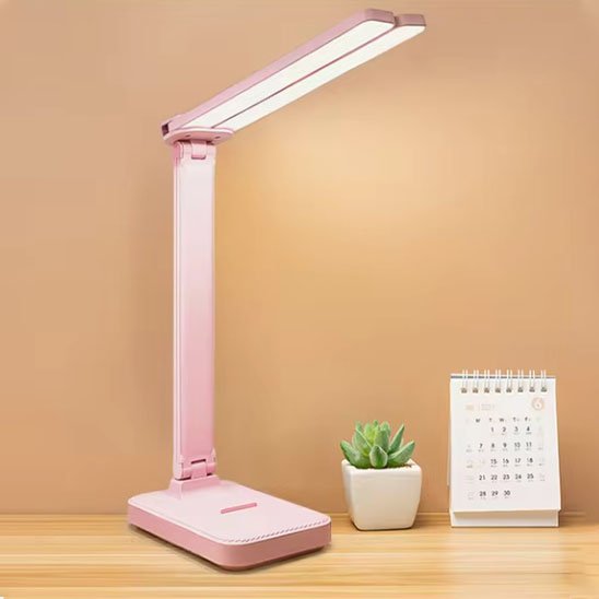 lampes de bureau led rose sur bureau avec plante