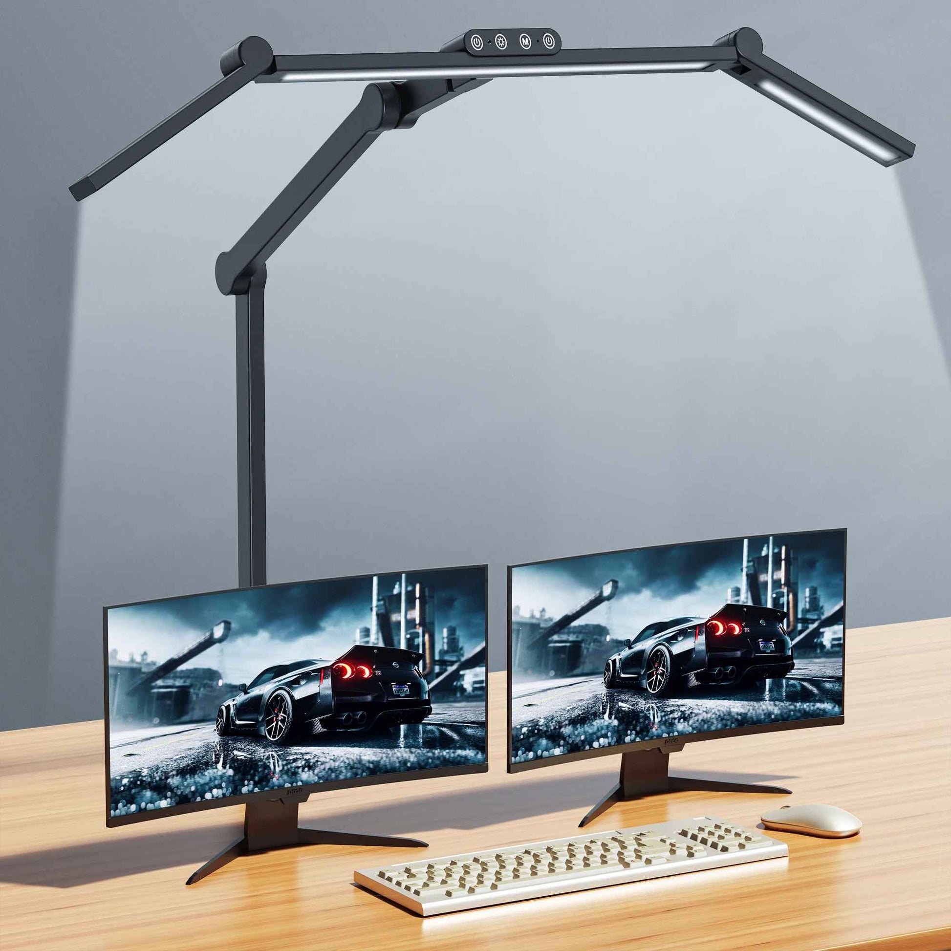 lampes de bureau sur bureau devant écrans d'ordinateur