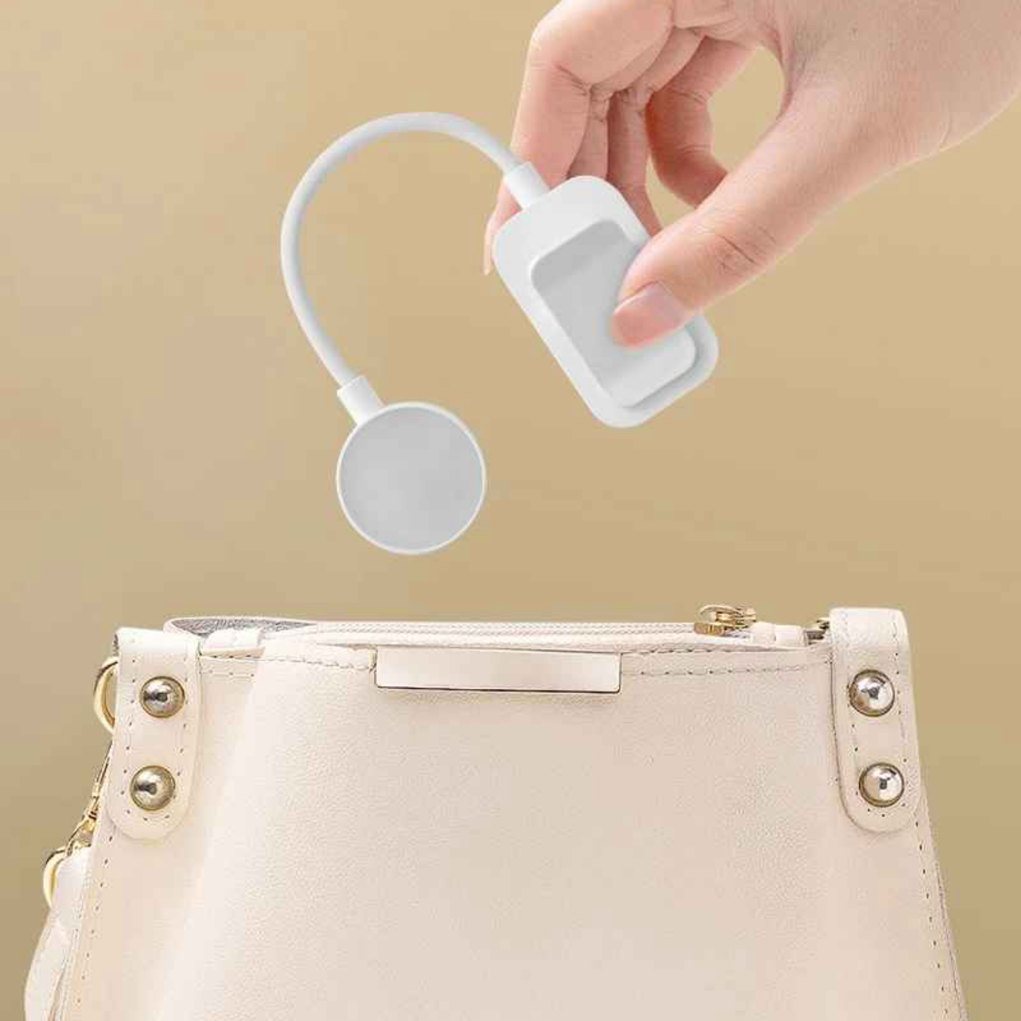 main avec sac tenant lampe de lecture à clipser