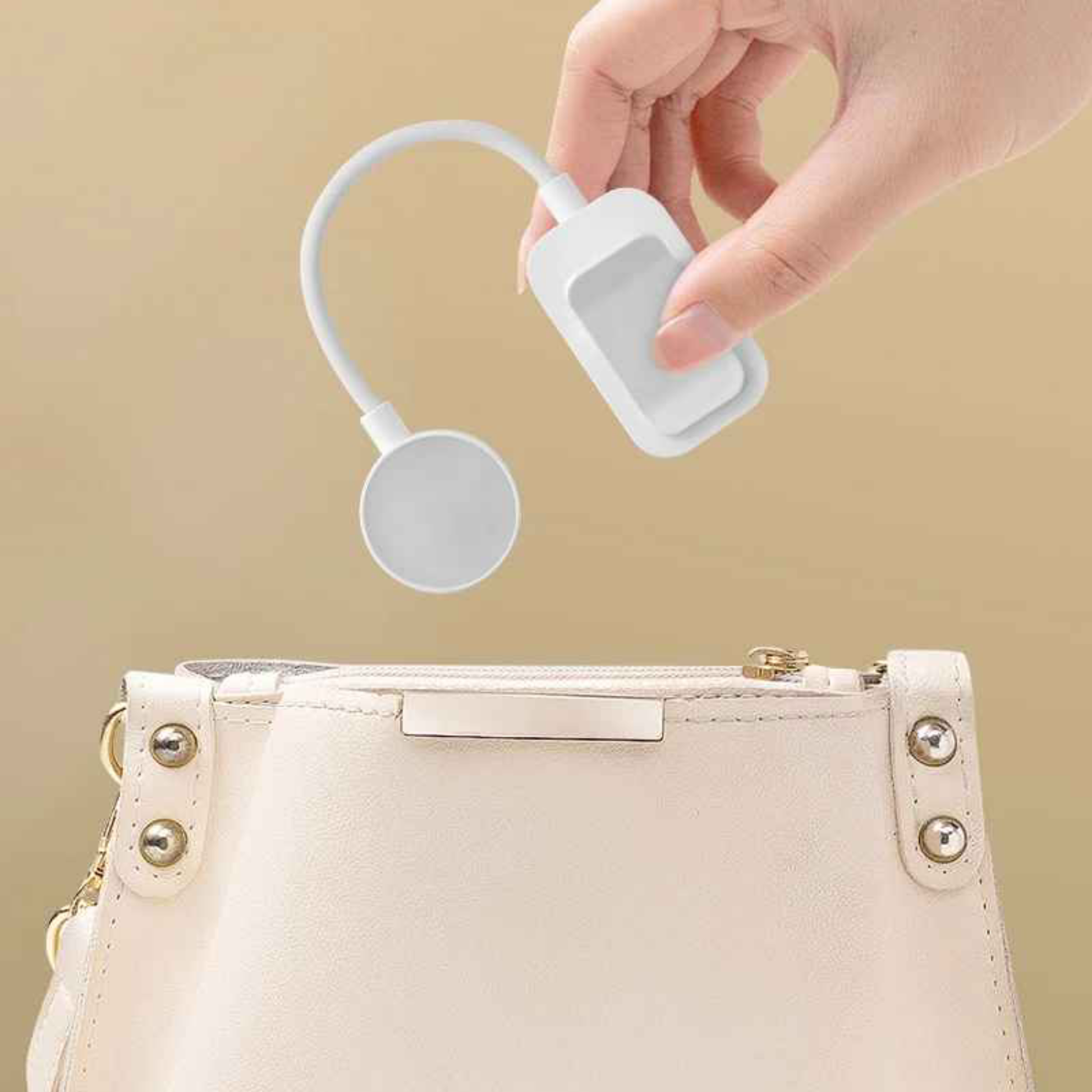 main avec sac tenant lampe de lecture à clipser