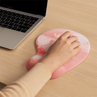 main de femme sur tapis de souris ergonomique devant ordinateur