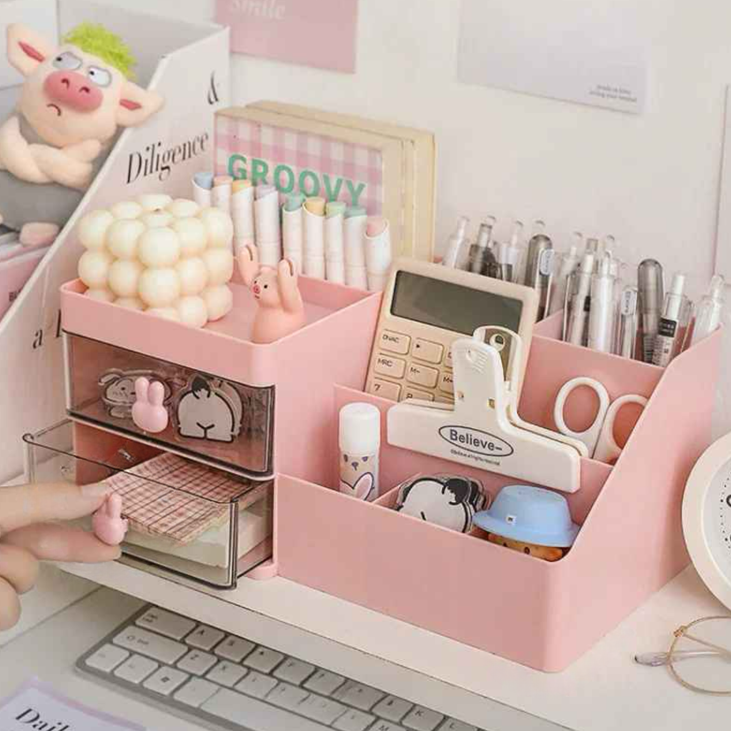 main devant organisateur bureau avec poignées tete de lapin amusante