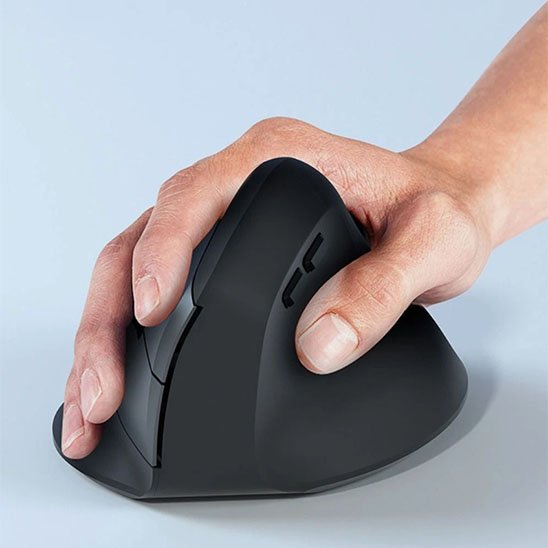 main posée sur souris ergonomique verticale couleur noire