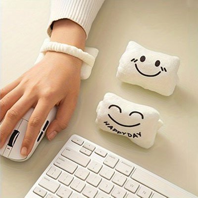 main sur souris avec repose poignet clavier