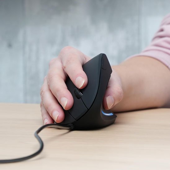 main sur souris ergonomique filaire couleur noire