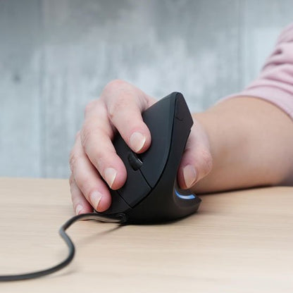 main sur souris ergonomique filaire couleur noire