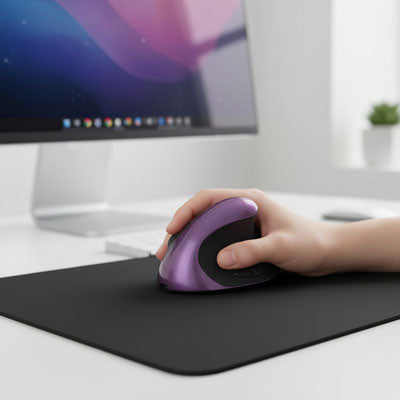 main sur souris ergonomique sans fil verticale couleur violette