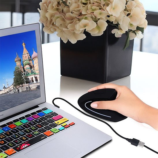 main tenant souris ergonomique verticale sur bureau