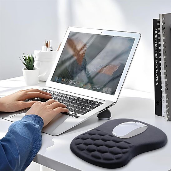 mains de femme avec tapis de souris noir sur bureau