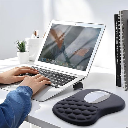 mains de femme avec tapis de souris noir sur bureau