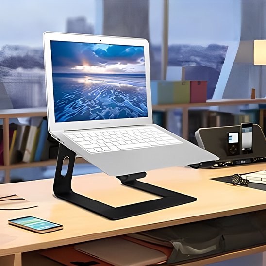 ordinateur sur support ordinateur portable couleur noire sur bureau 