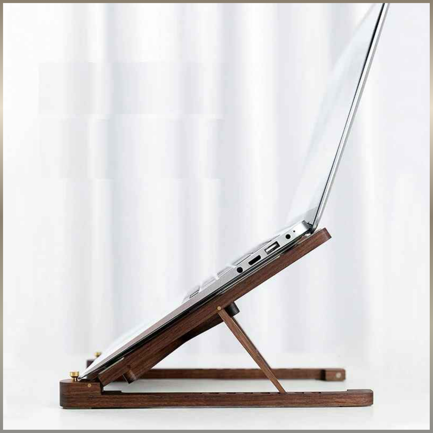 ordinateur sur support pc portable en bois sur bureau 