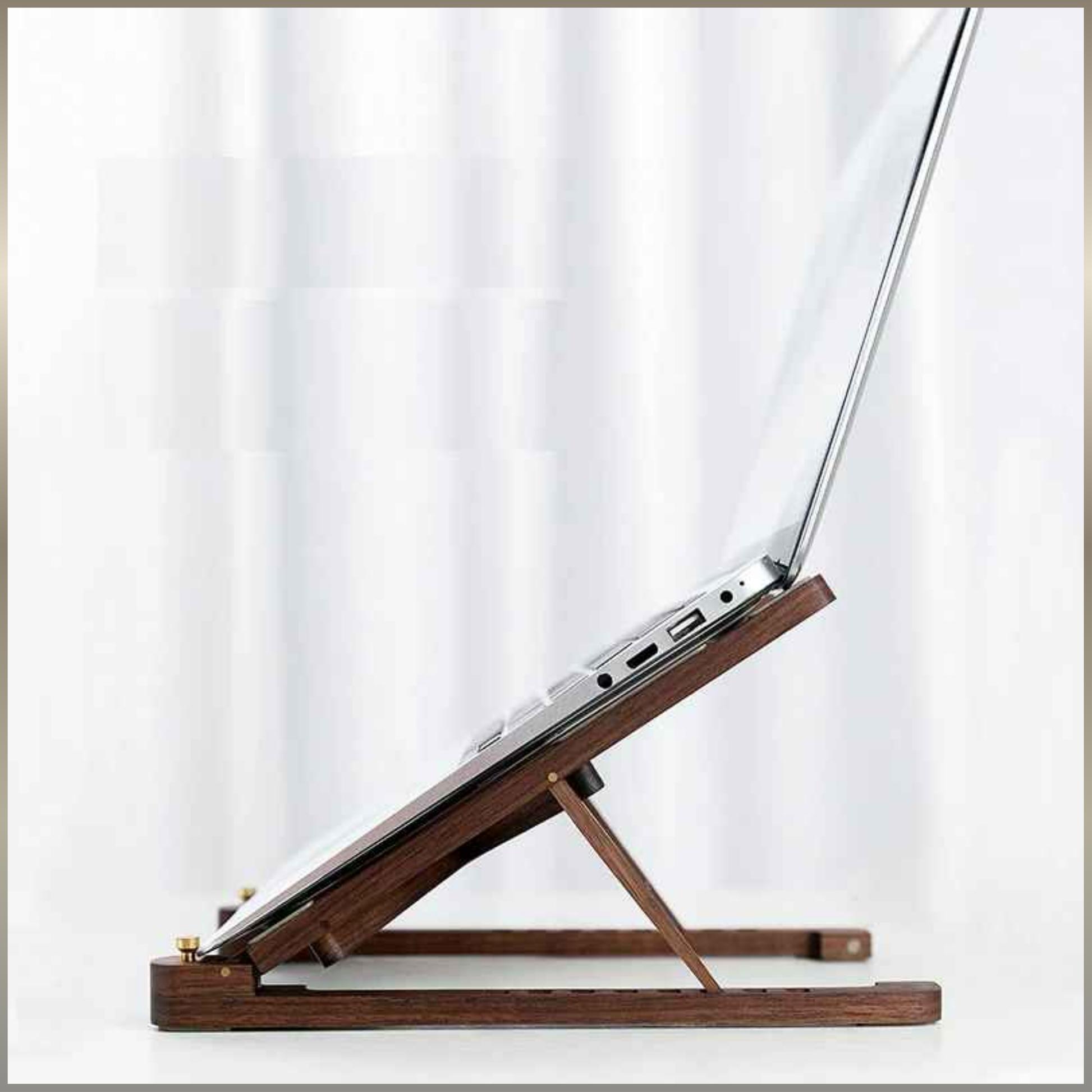 ordinateur sur support pc portable en bois sur bureau 