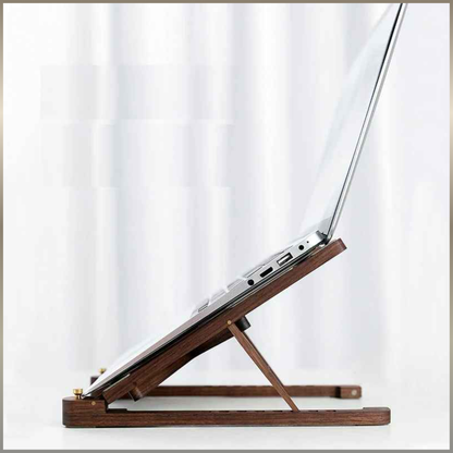 ordinateur sur support pc portable en bois sur bureau 