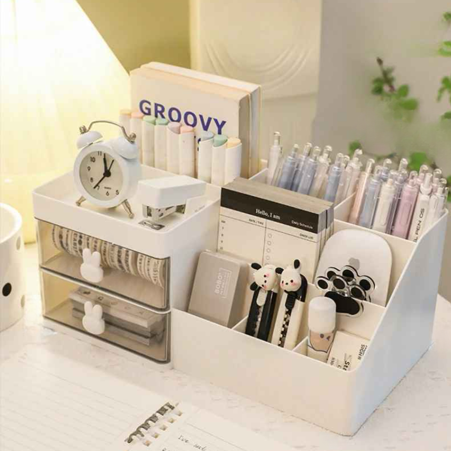 organisateur bureau blanc sur bureau avec accessoires de bureau