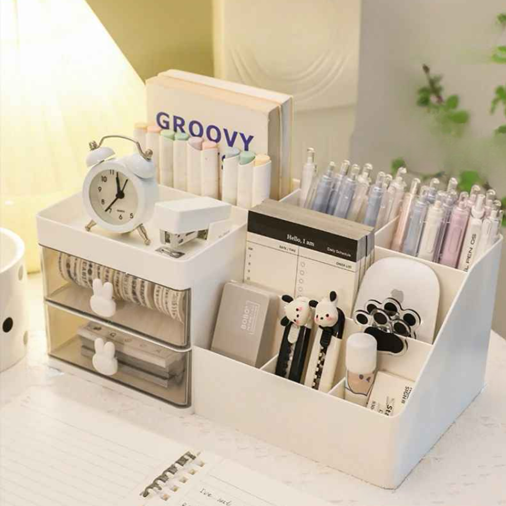 organisateur bureau blanc sur bureau avec accessoires de bureau