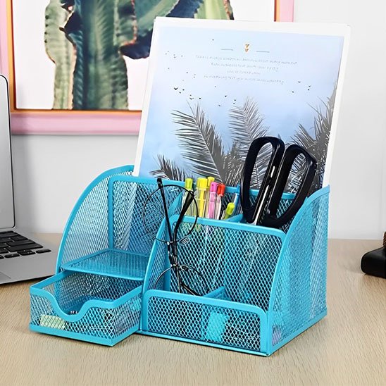 organiseur de bureau métal mesh bleu sur bureau
