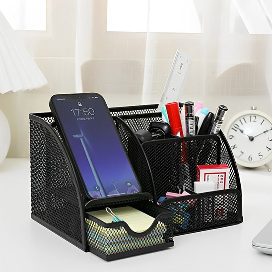 organiseur de bureau métal mesh noir sur bureau blanc