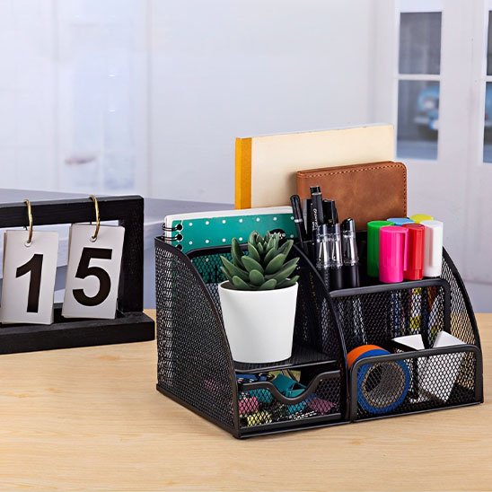 organiseur de bureau métal mesh noir sur bureau