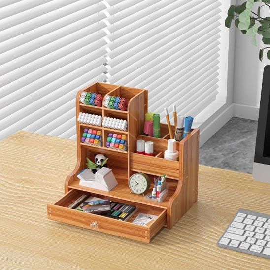 organiseur pour bureau en bois sur table de bureau