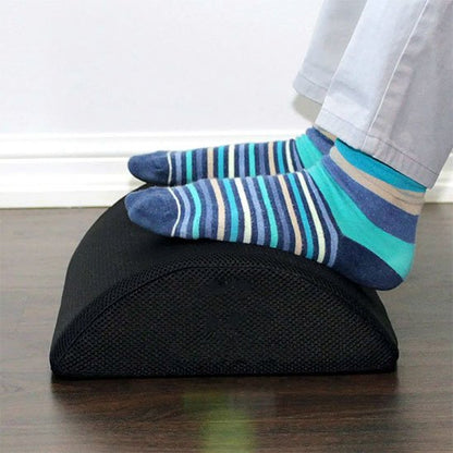 pieds avec chaussettes bleues sur repose pied pour bureau