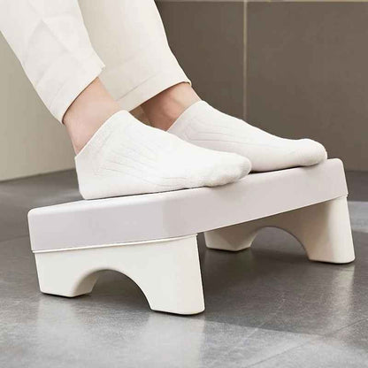 pieds de femme sur bureau repose pieds gris