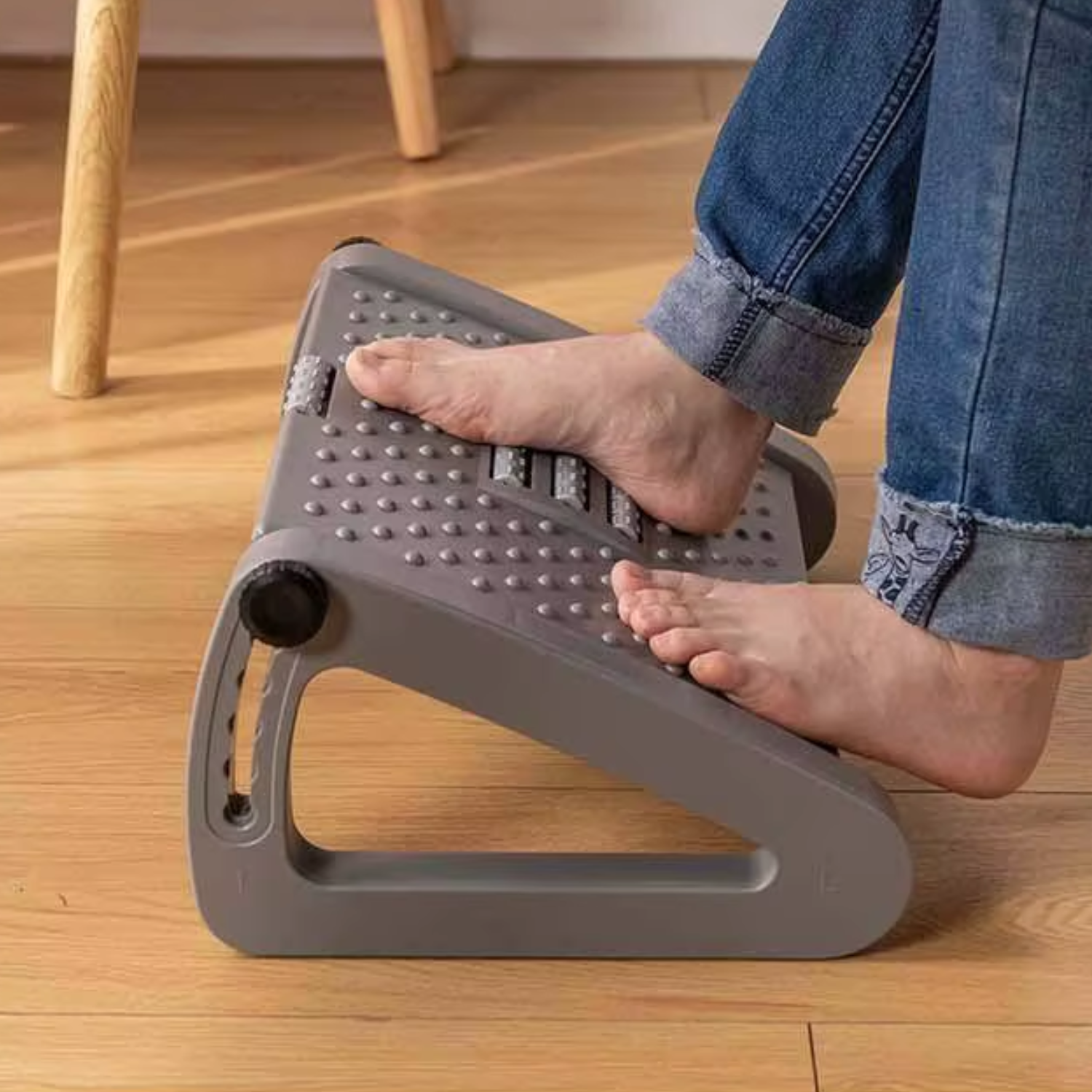 pieds sur bureau repose pieds couleur grise sur parquet