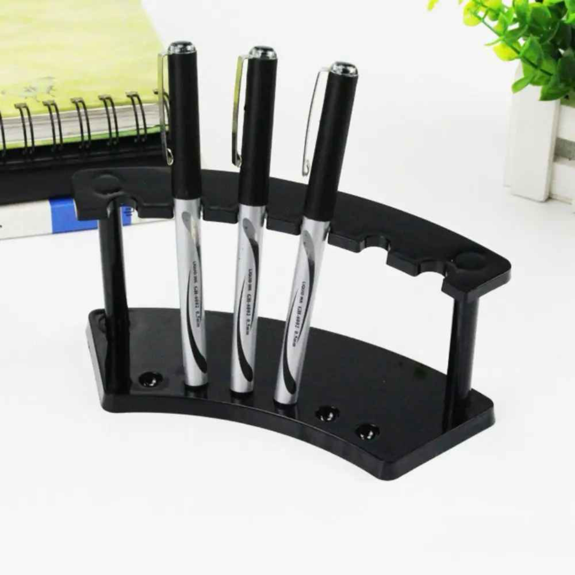 Porte stylo en plastique noir sur bureau 