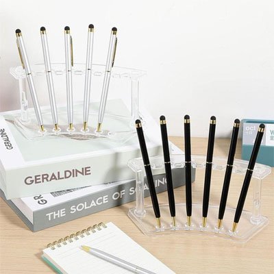 Porte stylo en plastique posé sur livre dans bureau