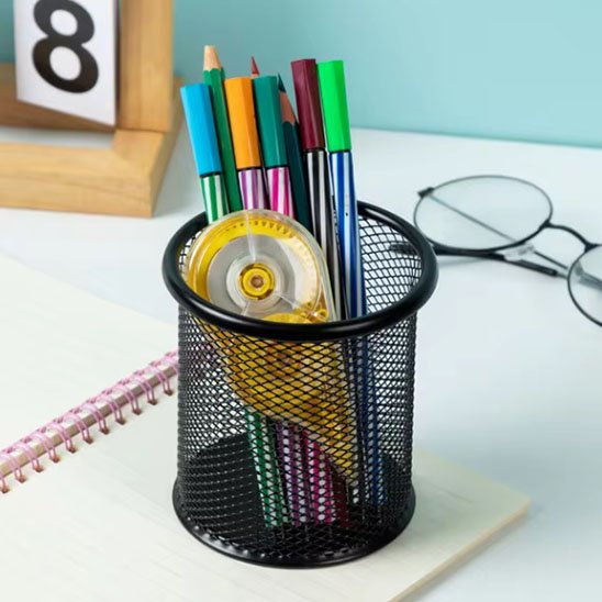 pot à crayon métal mesh couleur noire dans bureau