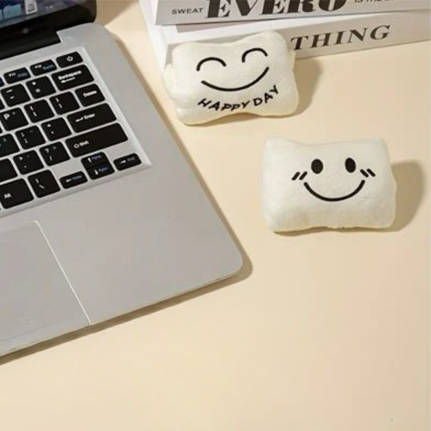 repose poignet clavier devant ordinateur sur bureau