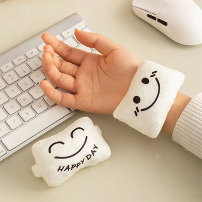 repose poignet clavier sur poignet devant ordinateur