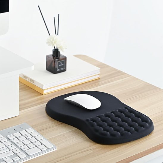 souris blanche sur tapis de souris noir sur bureau