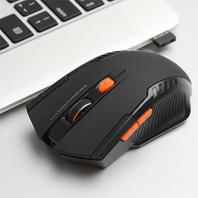 souris ergonomique gamer devant ordinateur