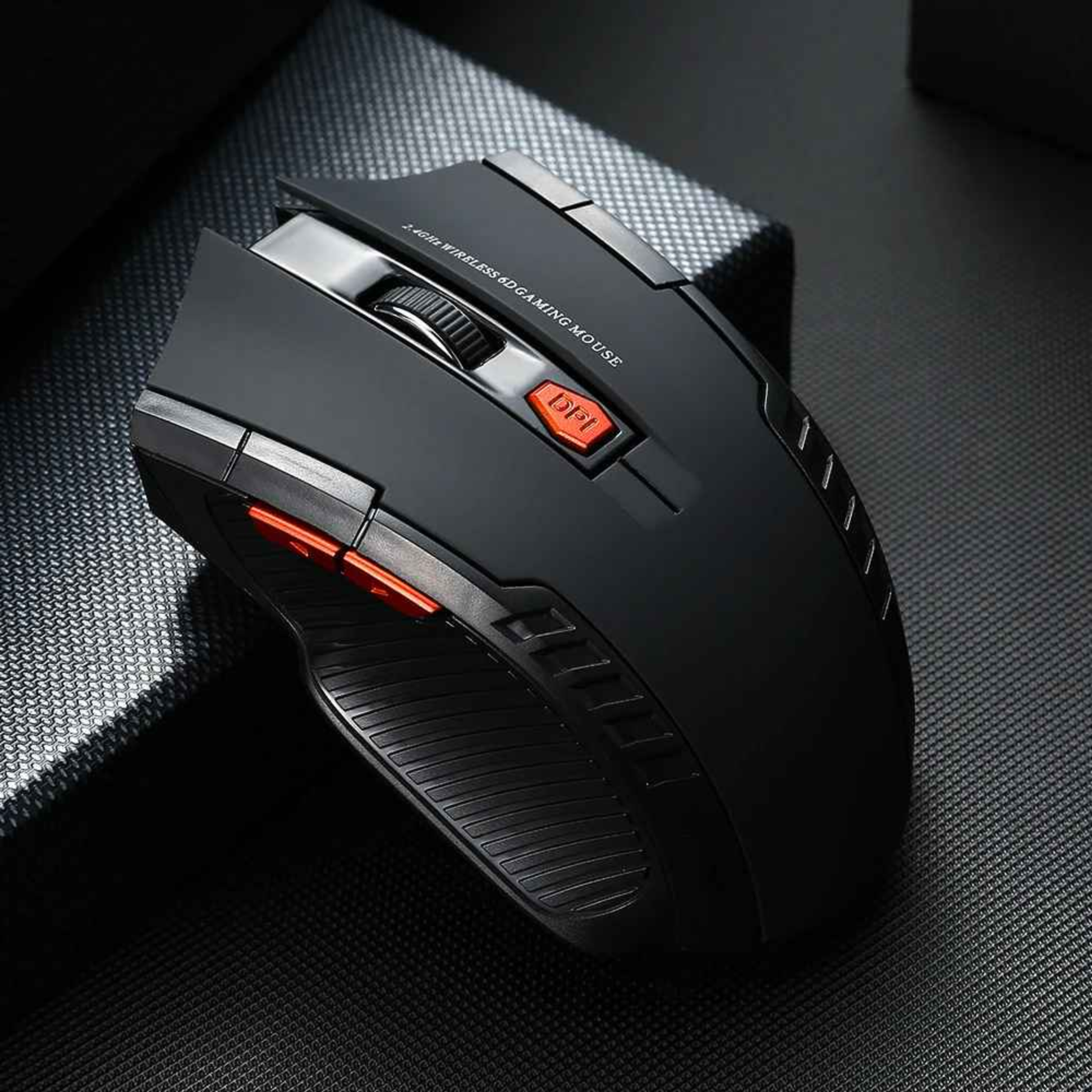 souris ergonomique gamer noire devant ordinateur