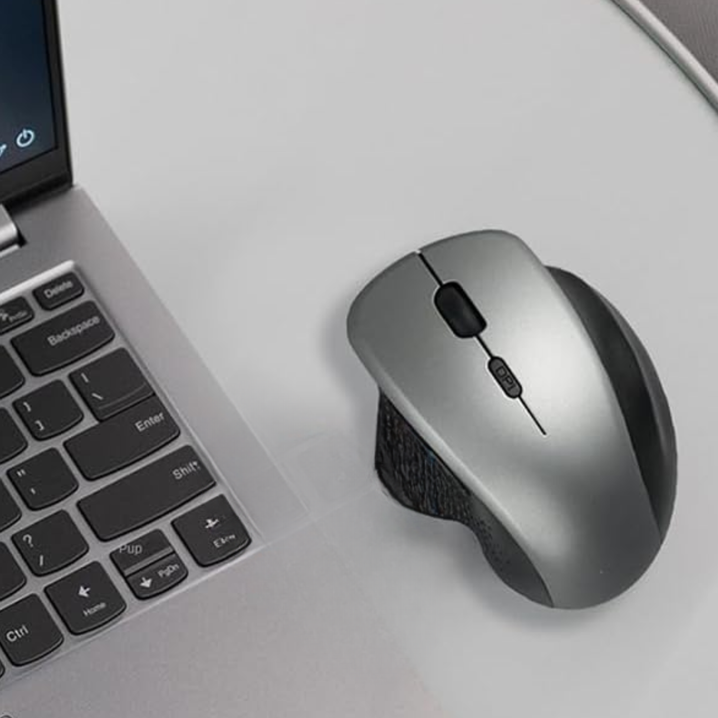 souris ergonomique sur bureau avec ordinateur