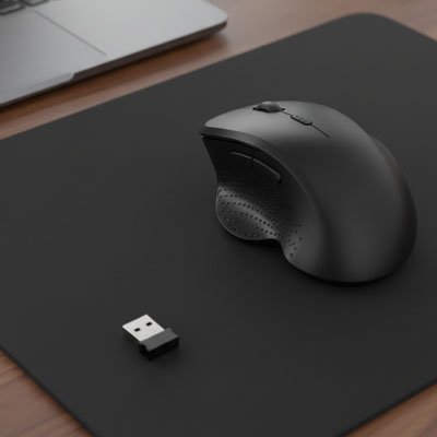 souris ergonomique sur tapis de souris noir devant ordinateur