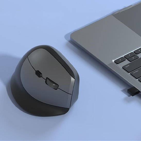 Souris ergonomique verticale dans bureau avec ordinateur