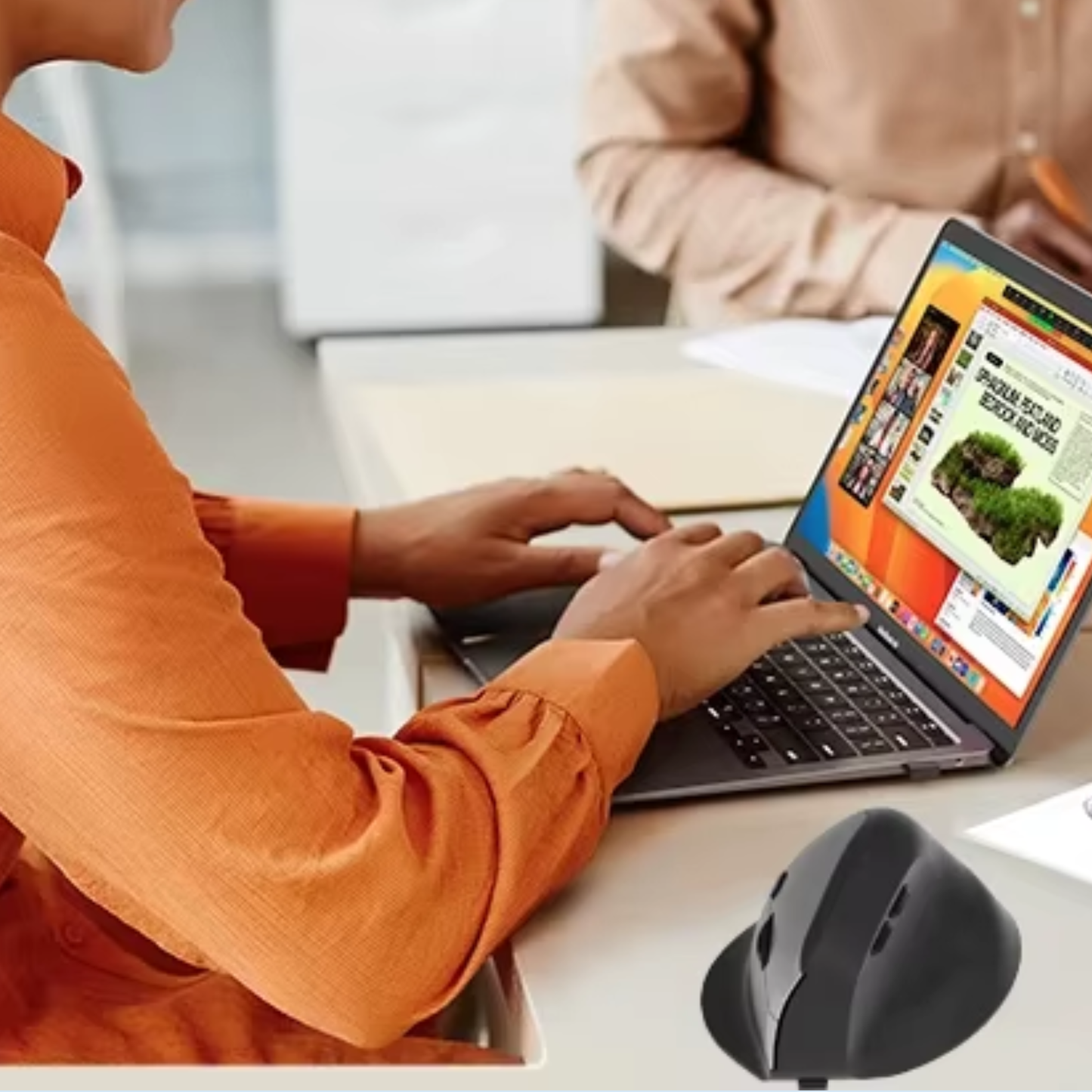 souris ergonomique verticale sur bureau avec ordinateur gris