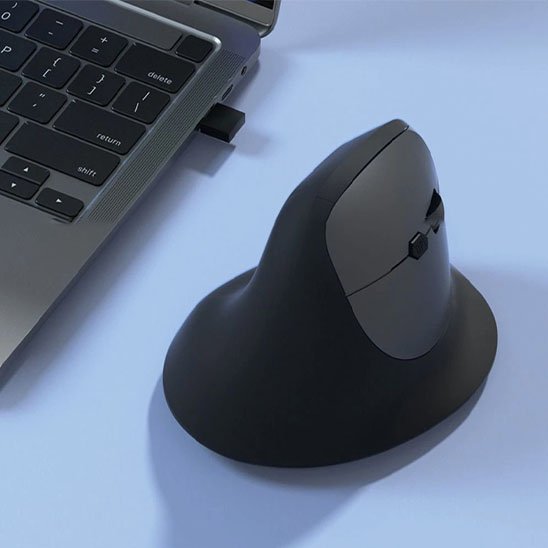 Souris ergonomique verticale sur bureau avec ordinateur