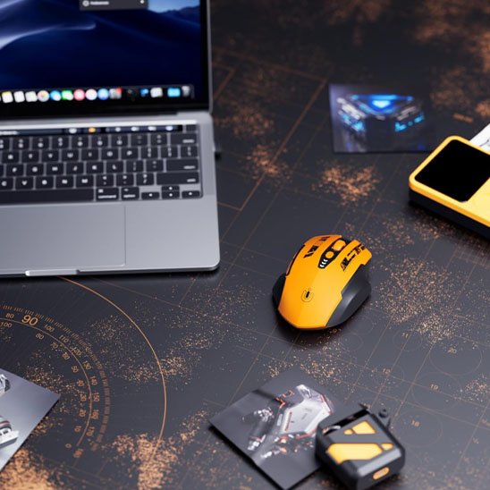 souris gaming sans fil sur bureau avec ordinateur