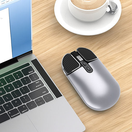 souris sans fil couleur argent sur bureau en bois beige