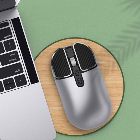 souris sans fil couleur argent sur tapis de souris