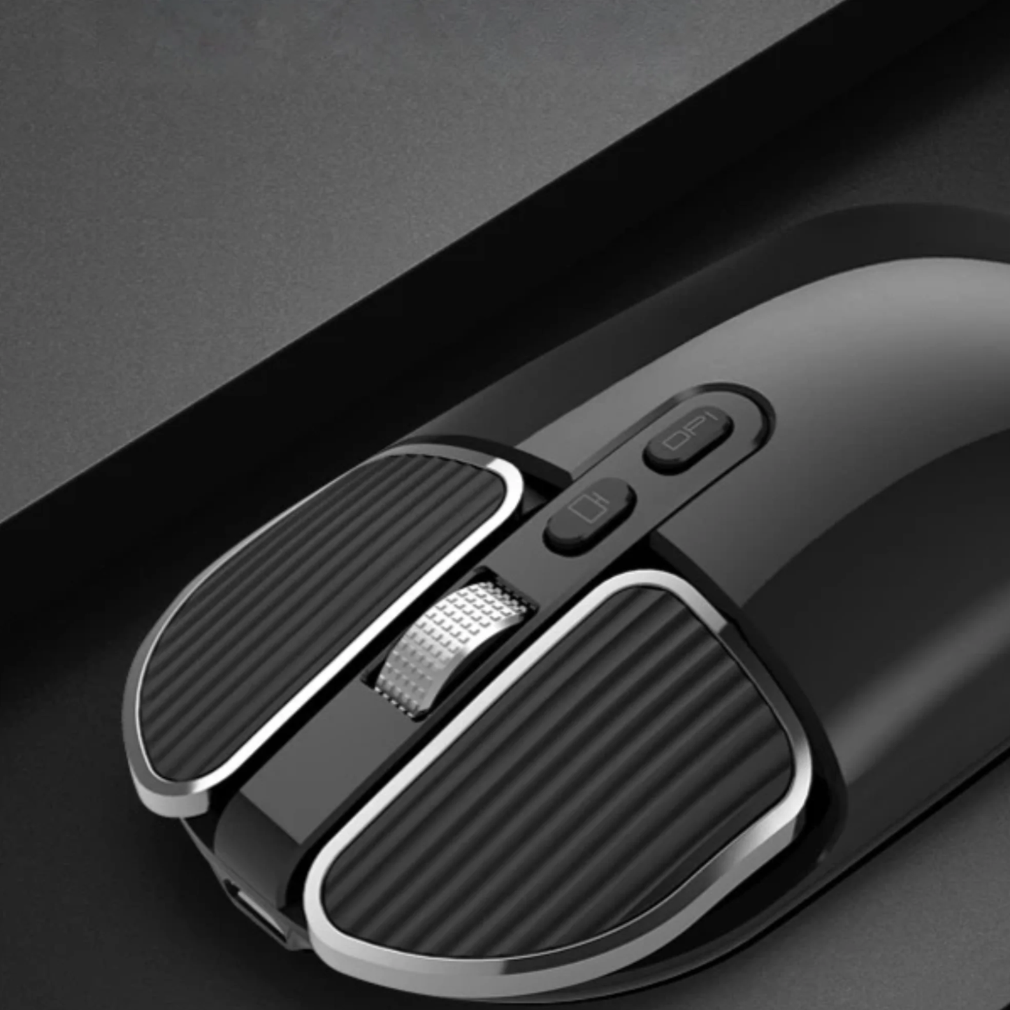 souris sans fil couleur noire élégante sur bureau