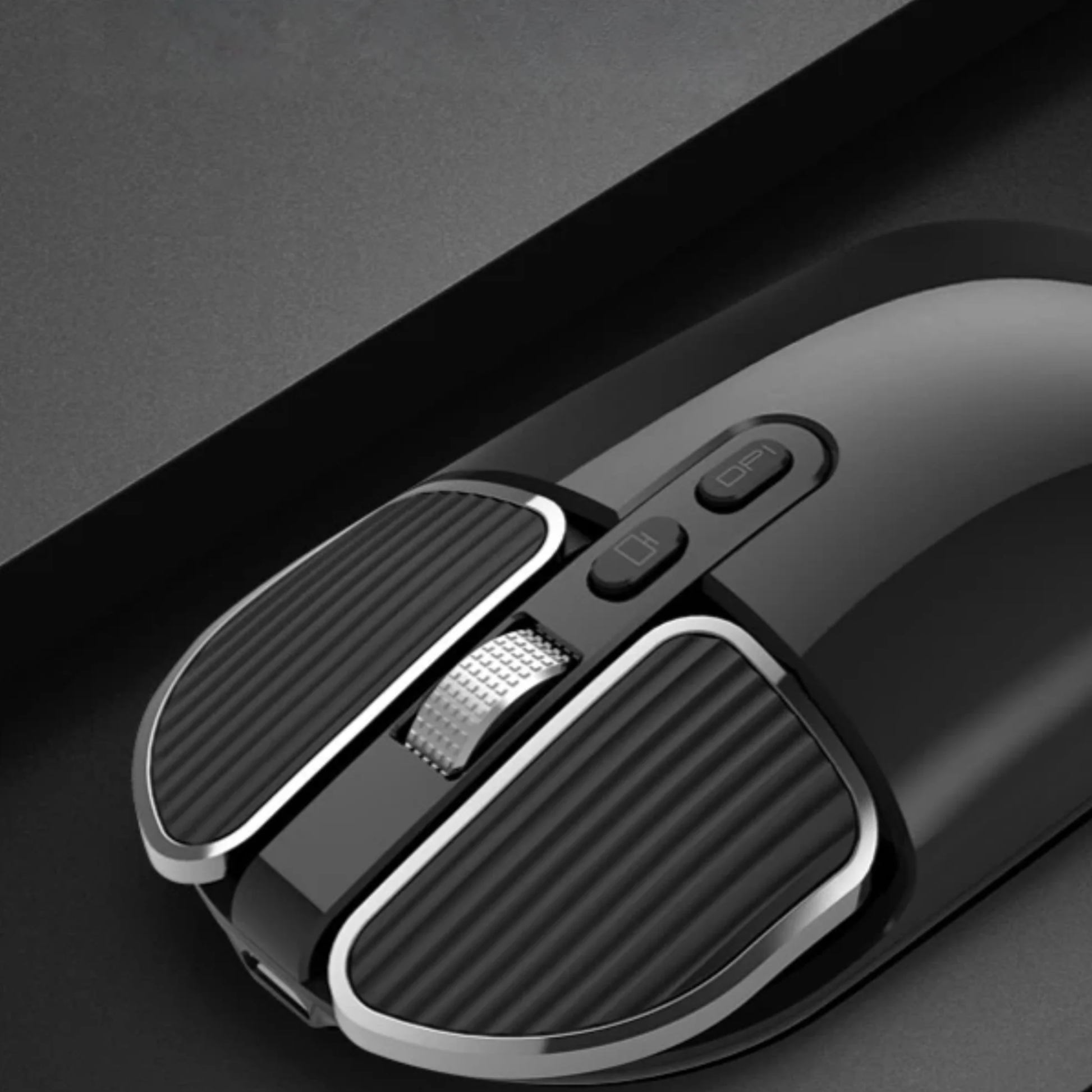 souris sans fil couleur noire élégante sur bureau