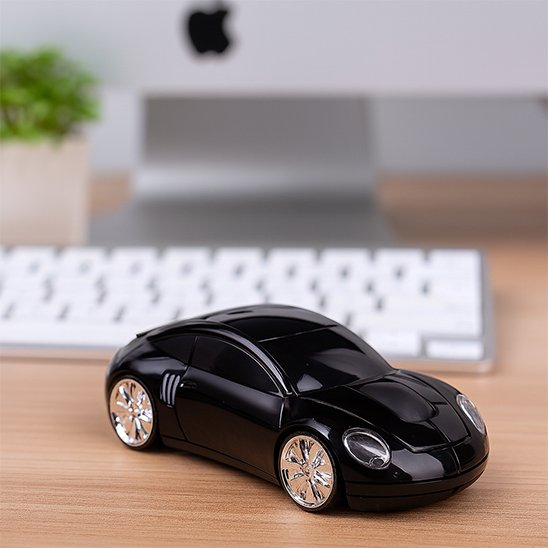 Souris sans fil design voiture devant clavier ordinateur