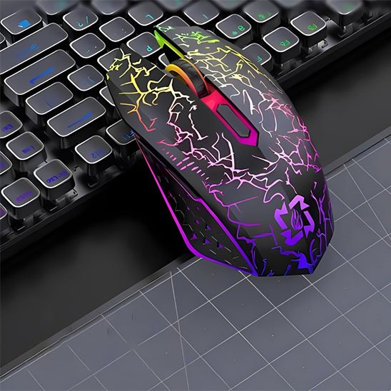 Souris sans fil gamer sur clavier ordinateur