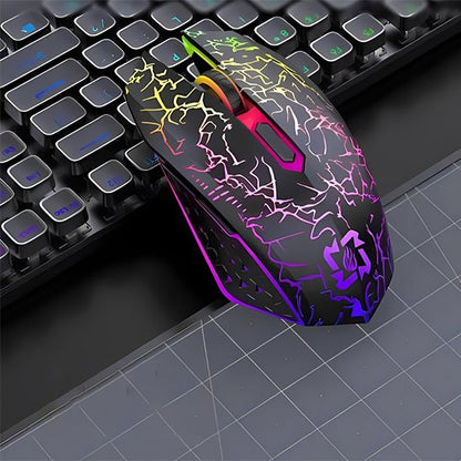 Souris sans fil gamer sur clavier ordinateur