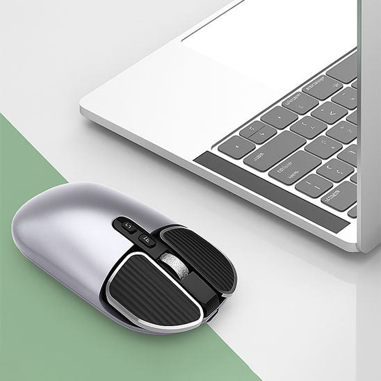 souris sans fil sur bureau à côté ordinateur