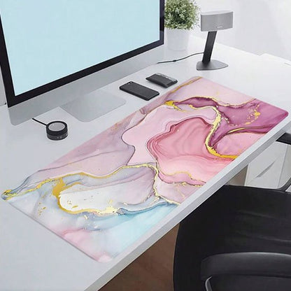 sous main bureau design marbré rose devant ordinateur dans bureau